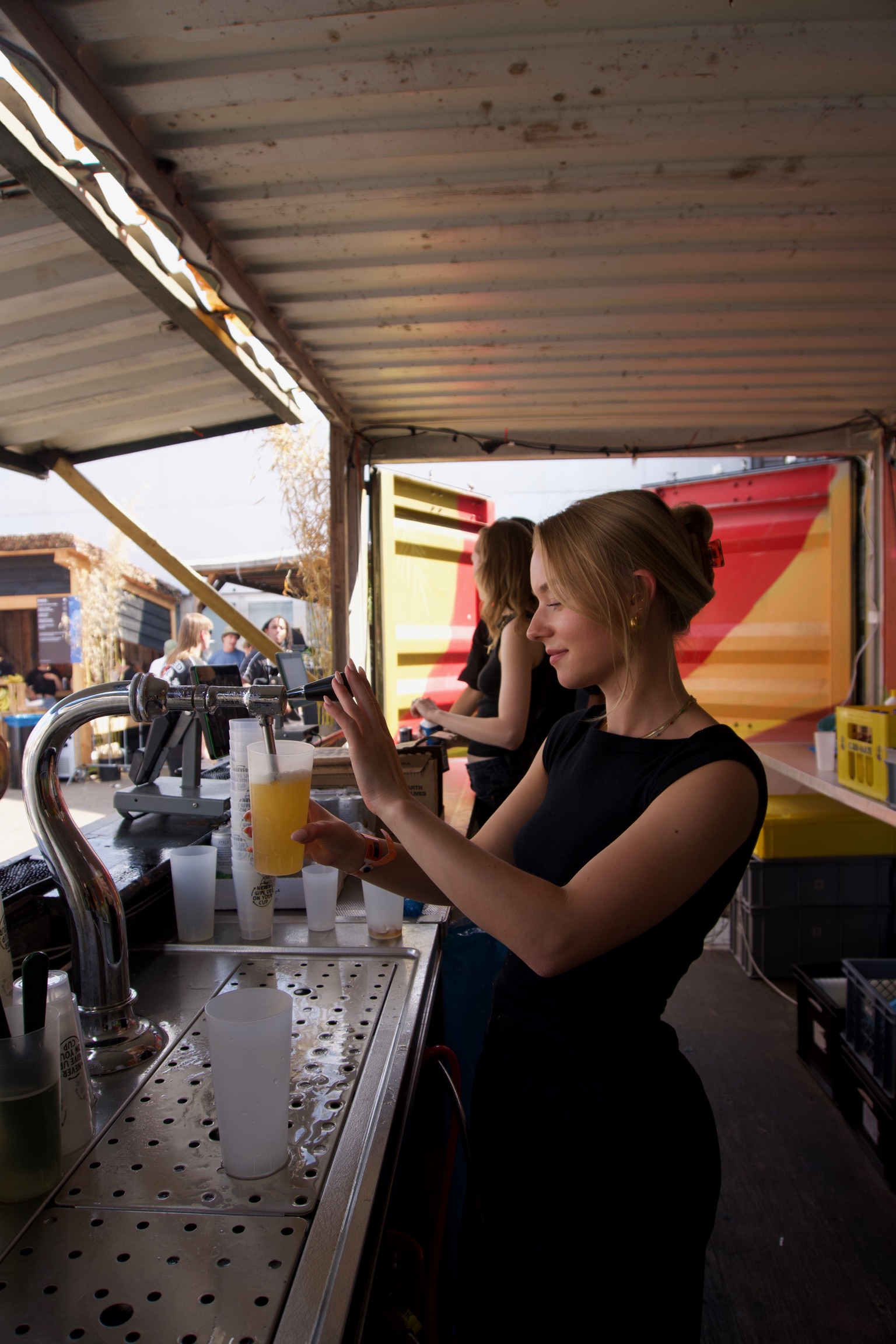 Crewmate tapt professioneel bier