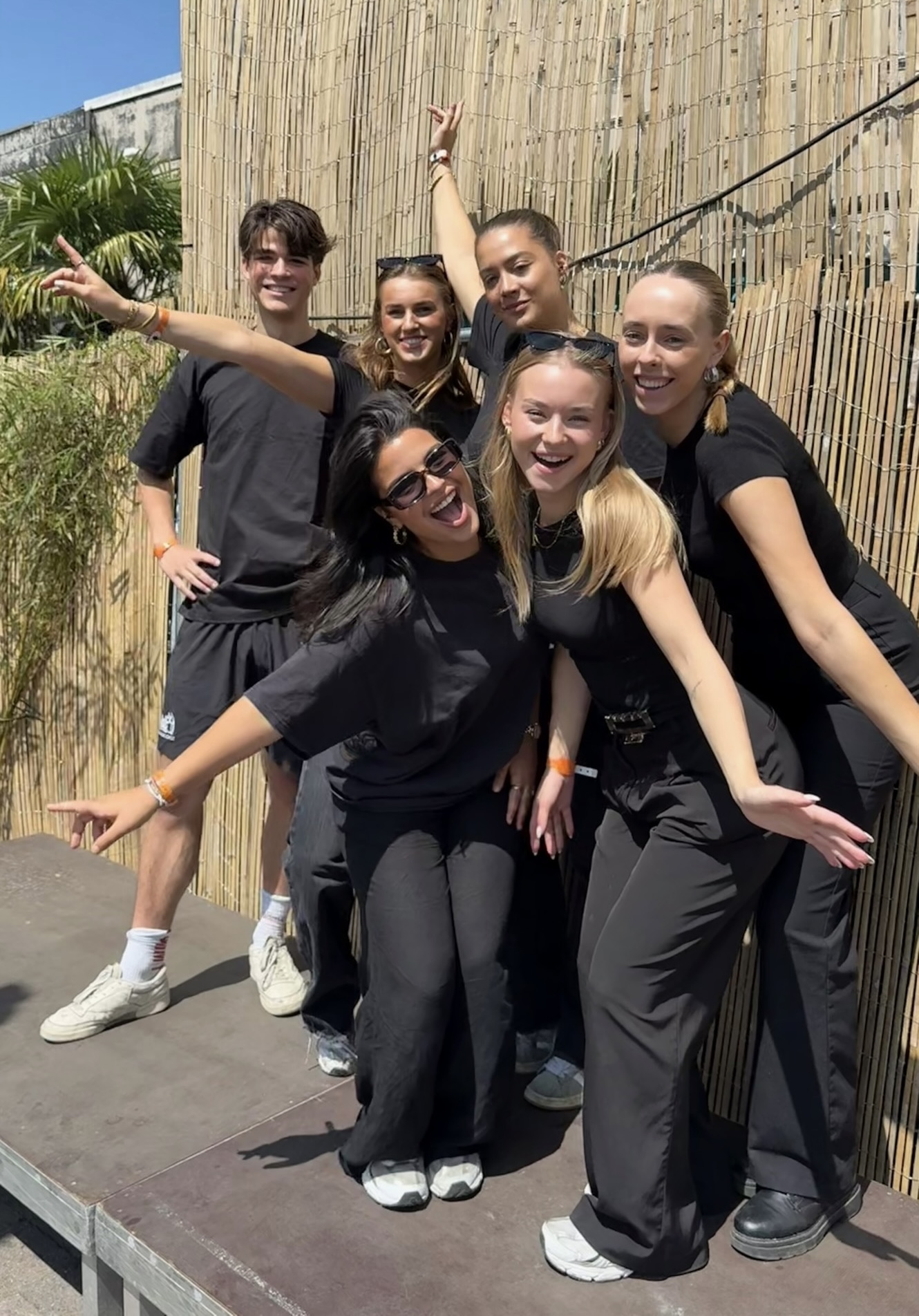 Energiek Crewmates team poseert vrolijk in zwarte uniformen